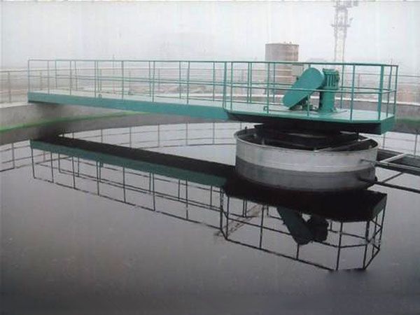 中心轉(zhuǎn)動刮泥機(jī) 中心轉(zhuǎn)動刮泥機(jī)