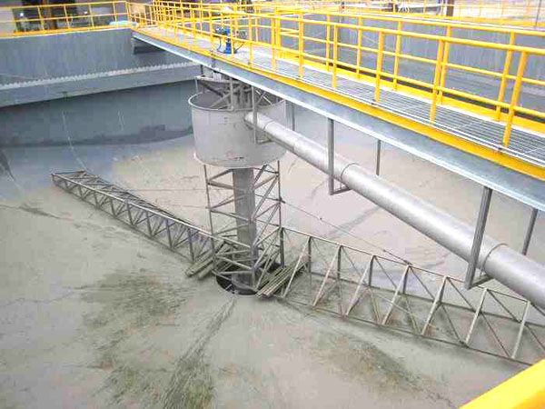 中心轉(zhuǎn)動刮泥機(jī) 中心轉(zhuǎn)動刮泥機(jī)